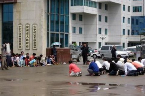 В Китае крестьяне более часа простояли на коленях, тщетно ожидая встречи с чиновниками