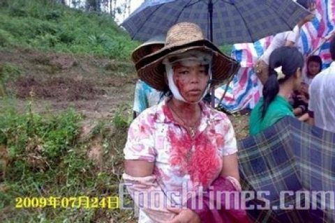 Бандиты избивали крестьян на глазах у местных властей на юге Китая. ФОТО