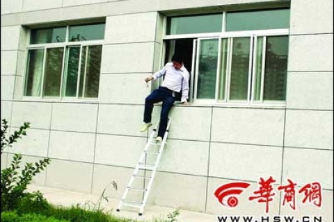 Руководители управления в Китае из-за забастовки рабочих через окна уходят с работы