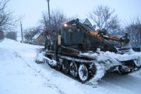 На расчистку дорог от снега в трёх областях Украины брошены 2 тысячи человек