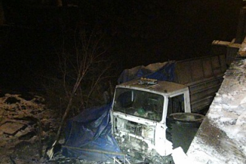 В Мариуполе грузовик упал с моста в реку