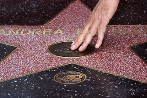 Звезда итальянского тенора Андреа Бочелли засияла на Аллее Славы в Голливуде. Фоторепортаж