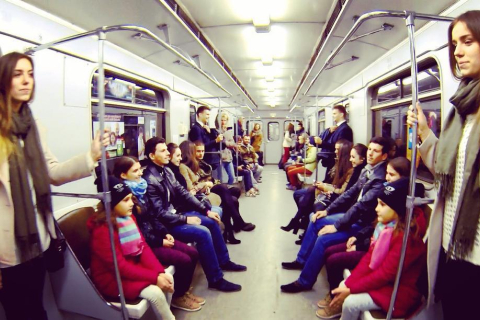 У київському метро проїхалося одразу 9 пар близнюків