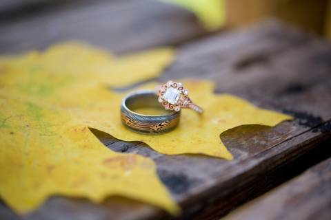 О кольце для помолвки и его отличиях от обручального
