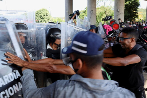 Сили безпеки не змогли зупинити караван мігрантів із 2000 осіб, що прямує до столиці Мексики (ВІДЕО)