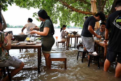 У Бангкоку ресторан займається плаванням після повені (ВІДЕО)