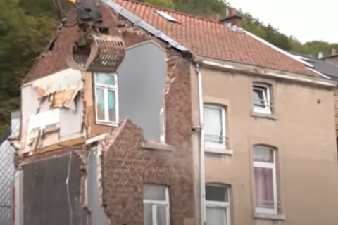 В Бельгии сносят старинные дома, повреждённые наводнением (ВИДЕО)