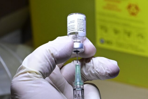 Лікарю з Онтаріо заборонили видавати протипоказання на вакцинацію від COVID-19