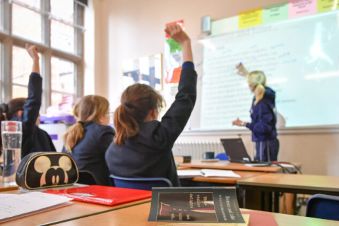 У Великобританії радять школам не викладати «спірні погляди» на привілеї білих