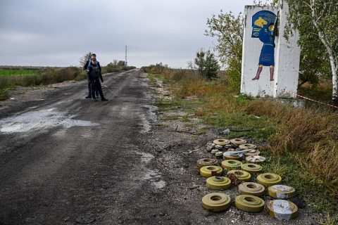 Україна: сапери намагаються розмінувати звільнені території до настання зими