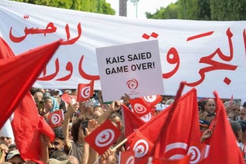 Тысячи тунисцев вышли на демонстрацию против президента Саида из-за экономического кризиса