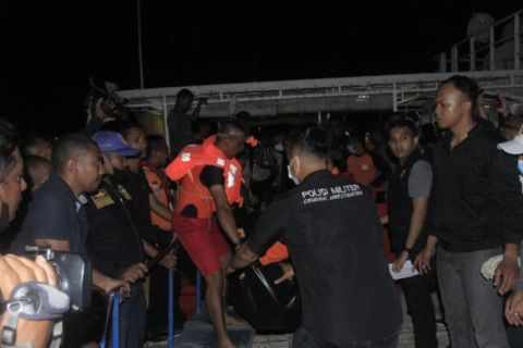 Індонезійське пасажирське судно з 240 пасажирами спалахнуло, 14 людей загинули (ВІДЕО)