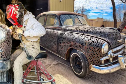 Техасский сварщик вырезает сложный узор кружева на кузове Шевроле 1950-х годов, чтобы создать произведение искусства из тяжелого металла