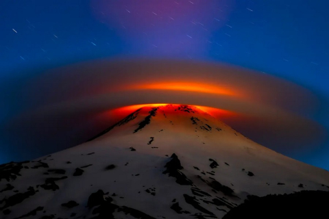 Фотография невероятного облачного кольца над вулканом победила в конкурсе «Фотограф погоды 2023 года»