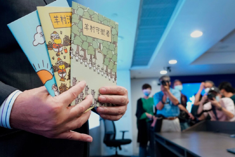 Житель Гонконгу отримав 4 місяці в'язниці за дитячі книги про вовків і овець
