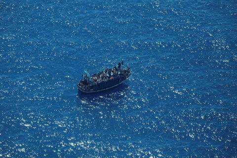 Італійська берегова охорона врятувала десятки людей на борту палаючого порома (ВІДЕО)