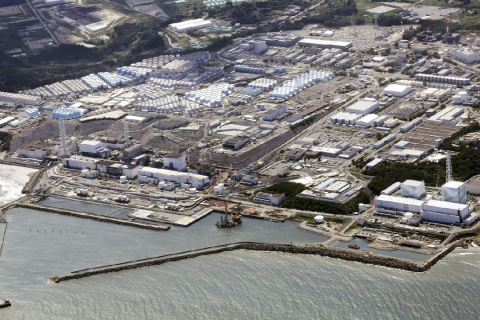 Два работника АЭС "Фукусима" госпитализированы после случайного попадания на них радиоактивных отходов