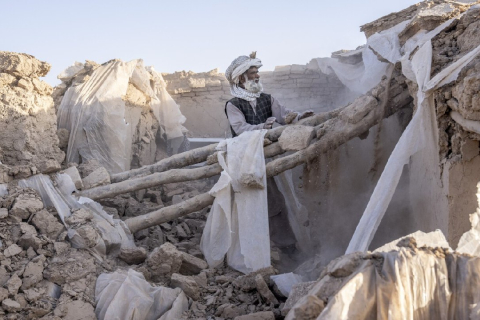 Сотни домов в Афганистане разрушены после нового сильного землетрясения, есть погибший