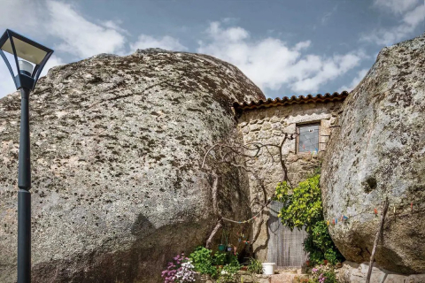 Дивовижні будинки середньовічного села в Португалії побудовані всередині гігантських валунів. ФОТОрепортаж