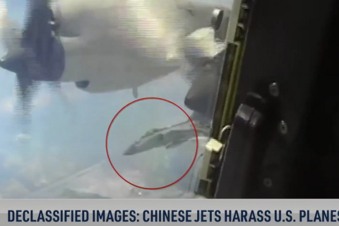 Рассекреченные кадры: китайские истребители преследуют американские самолеты