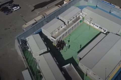 Италия отправляет первую группу мигрантов в Албанию, сообщает источник