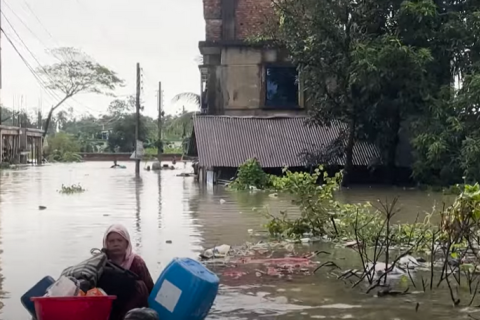 В результате наводнений в Бангладеш погибли пять человек, тысячи остались без крова