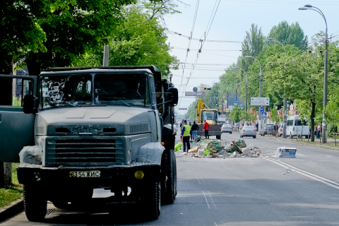 В Києві будівельне сміття розсипалося на дорозі