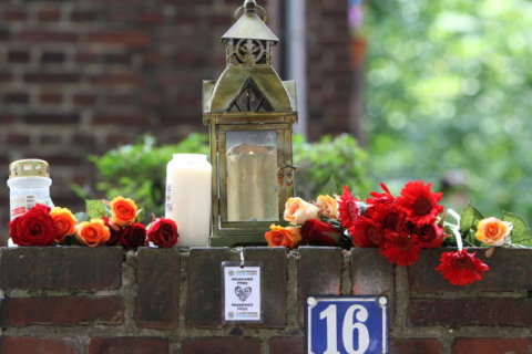 Дуйсбург, Германия. В память о погибших на фестивале Love Parade зажжены свечи и возложены цветы. Фоторепортаж 