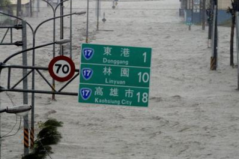 Фотообзор: Тайфун «Маракот» обрушился на Тайвань