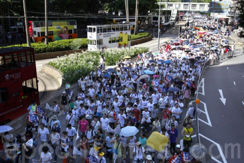 В день создания китайской компартии в Гонконге прошло массовое шествие за её распад. Фотообзор