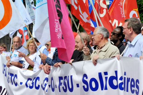 Французи страйкують проти пенсійної реформи (фотоогляд)