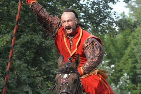 Козаки і кримські татари влаштували лицарський турнір на Мамаєвій Слободі. Фоторепортаж