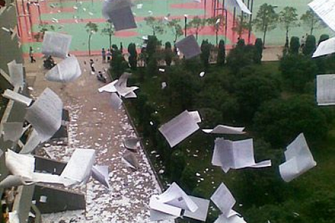 В Китае закончились экзамены, из окон летят разорванные учебники и тетради. Фото