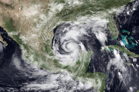 Тропический ураган «Алекс» достигает побережья Мексиканского Залива. Фоторепортаж 