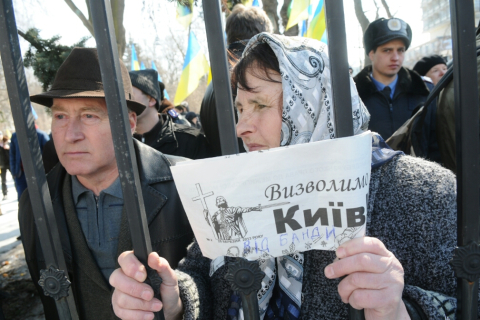 Под стенами Верховной Рады оппозиция митингует за выборы в Киеве