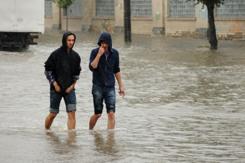 В Києві потоп заблокував проїжджу частину