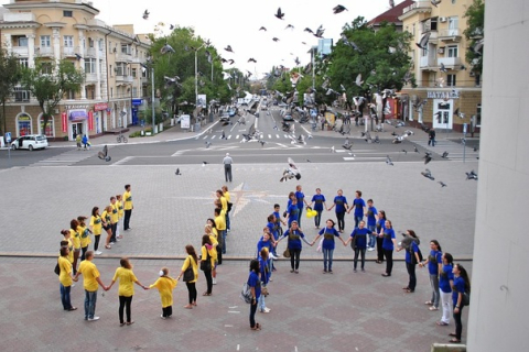 Украинцы обняли друг друга во время флешмоба