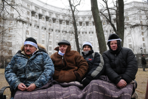 Чорнобильці голодують під стінами уряду, всупереч забороні