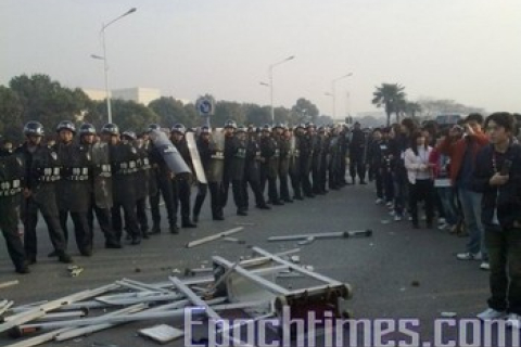 Тысячи рабочих завода протестуют на востоке Китая. Фотообзор