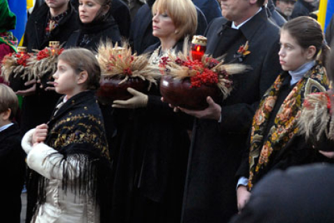 Пам'ять жертв Голодомору вшанували в Києві. Фоторепортаж