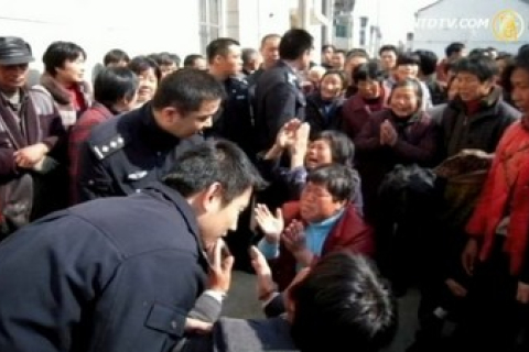 Тысячи китайских крестьян протестуют против антиэкологической электростанции