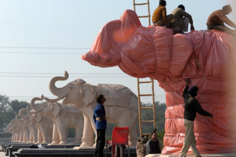 В Индии в преддверии выборов спешно накрывают статуи слонов