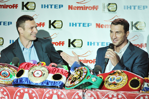 Братья Кличко представили киевлянам все чемпионские пояса по боксу