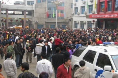 Тысячи жителей разбили герб КПК в провинции Гуйчжоу