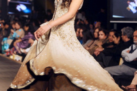 Презентація колекції від Shazia на Тижні моди 2010 в Лахоре