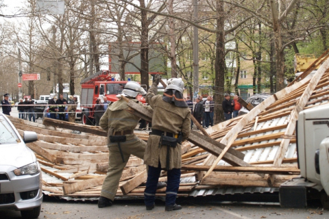 У Криму вирує ураганний вітер, є постраждалі