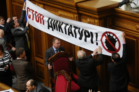 Оппозиция из-за Власенко снова заблокировала Верховную Раду