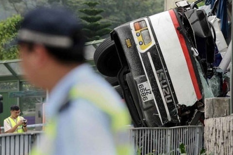 В Гонконге перевернулся автобус. Погибло 18 человек (фотообзор)