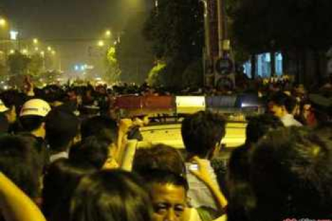 В Китае вспыхнула многотысячная акция протеста против произвола чиновника. Фото