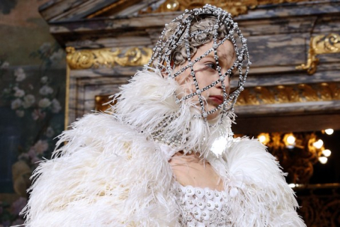Alexander McQueen представил новую коллекцию на парижской неделе моды